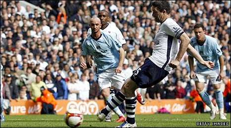 Robbie Keane scores a penalty against Manchester City