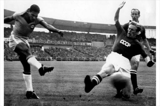 Didi in action for Brazil against the Soviet Union