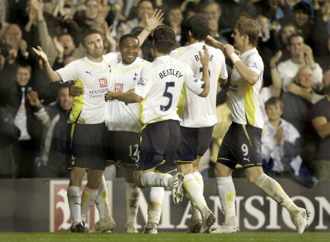 Robbie Keane celebrates his goal against Everton