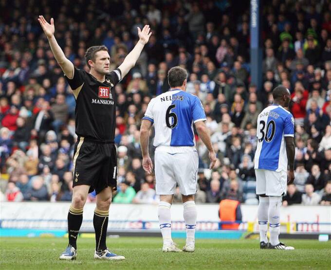 Robbie Keane clebrates his penalty against Blackburn Rovers