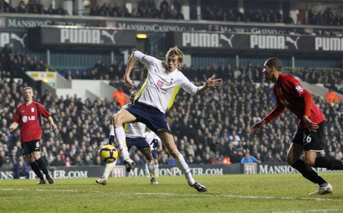 Peter Crouch puts Spurs ahead against Fulam