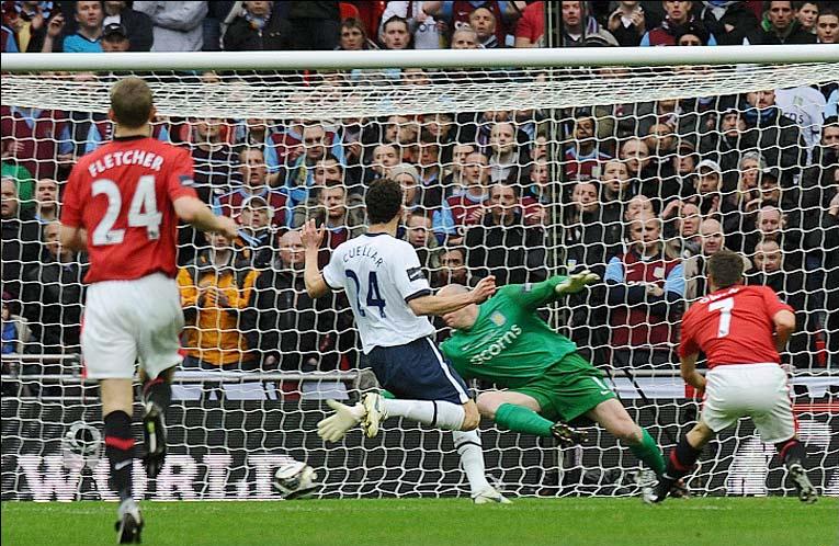 Michael Owen scores for Manchester United against Aston Villa at Wembley