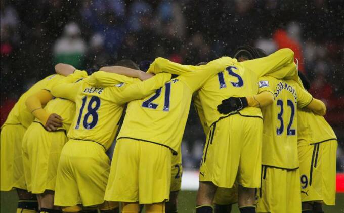 Spurs players huddle before the Blackburn match