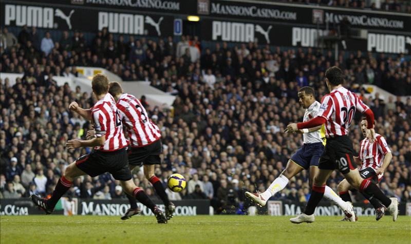 Tom Huddlestone scores Tottenham's second goal against Sunderland