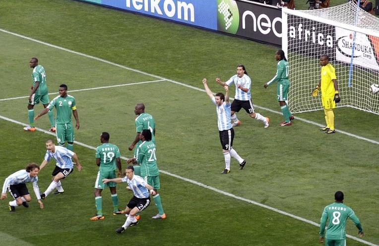 Argentina's Gabriel Heinze scores the only goal in the 1-0 win over Nigeria