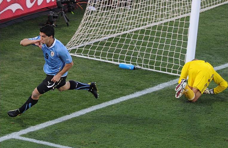 Luis Suarez scores Uruguay's goal in the win over Mexico