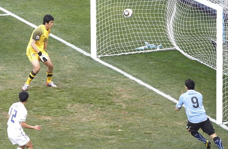 Luis Suarez scores for Uruguay against South Korea