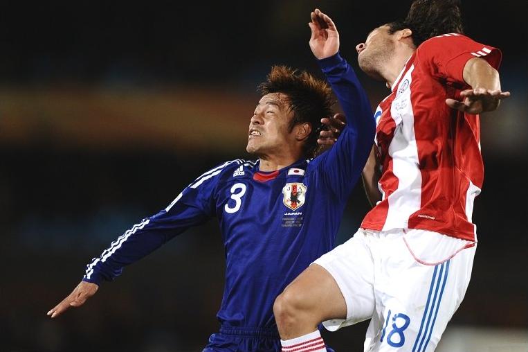 Komano of Japan with Valdez of Paraguay