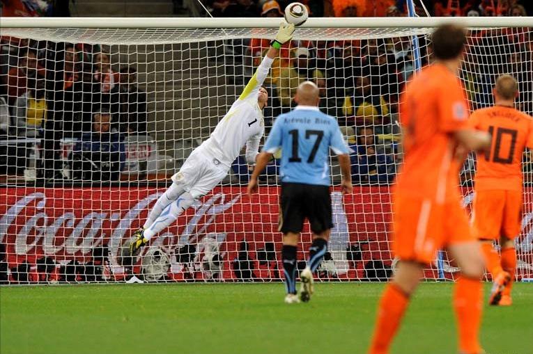 Giovanni Van Bronckhorst opend the scoring for the Netherlands against Uruguay