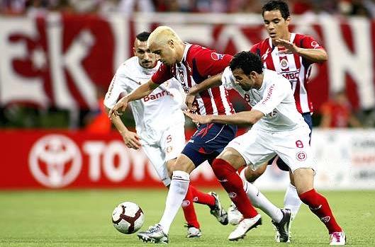 Action from the first leg of the 2010 Copa Libertadores: Chivas Gudalajara 1-2 Internacional