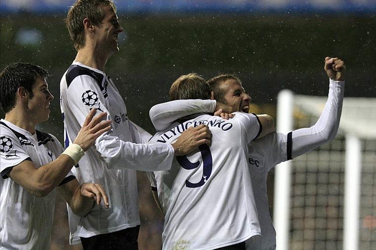 Rafael Van der Vart celebrates his goal against FC Twente with Gareth Bale, Peter Crouch and Roman Pavlyuchenko