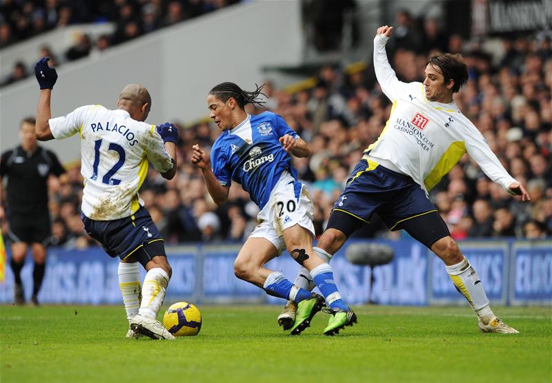 Wilson Palacios and Niko Kranjcat in action from Tottenham Hotspur 2-1 Everton, February 2010