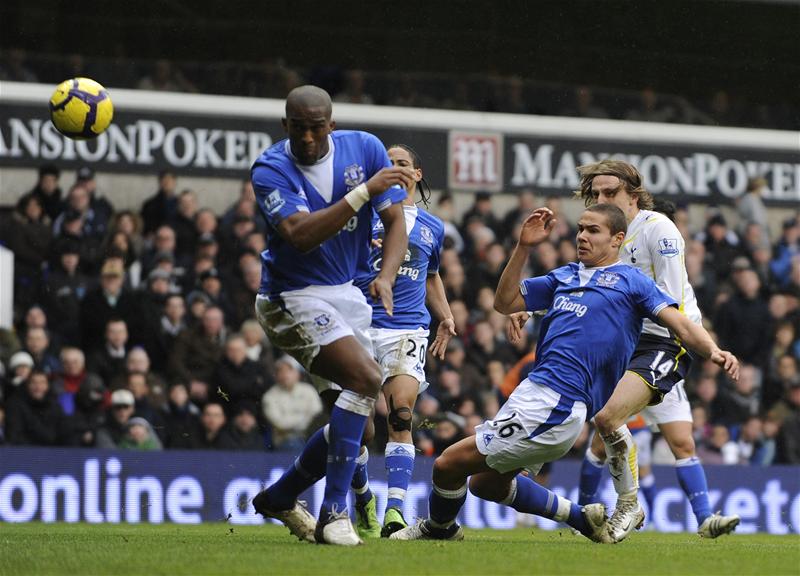 Luka Modric scores for Spurs against Everton, February 2010