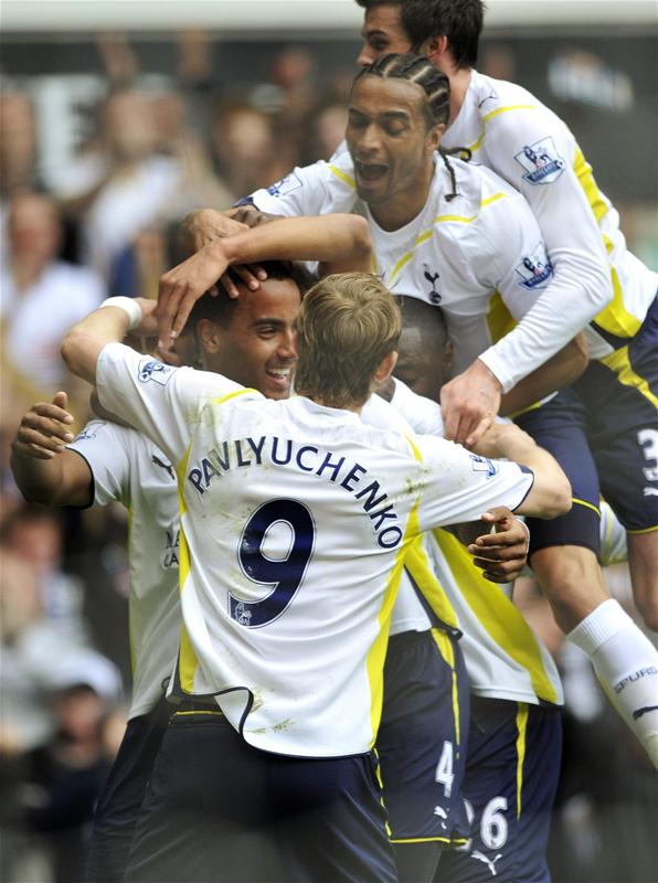 Tom Huddlestone is congratulated after scoring against Bolton