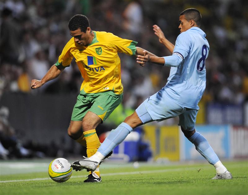 Jermain Jenas in action for Spurs against Norwich, July 2008