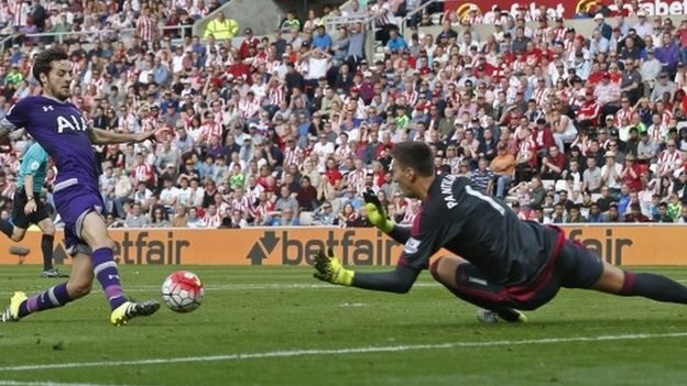 Ryan Mason scores the winner for  Tottenham at Sunderland, September 2015