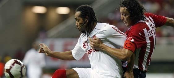 Action from the first leg of the 2010 Copa Libertadores: Chivas Gudalajara 1-2 Internacional
