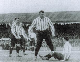 Southern League Tottenham Hotspur contest the 1901 FA Cup Final against Sheffield United